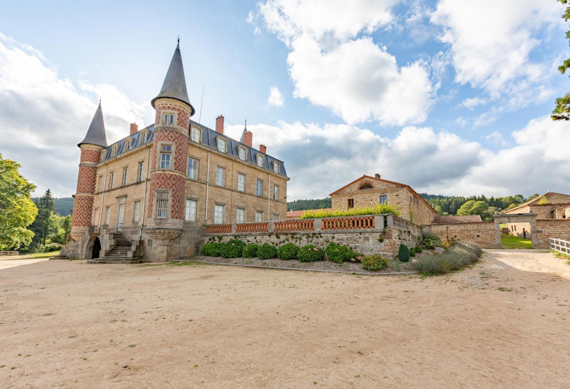Domaine Et Chateau De Valinches Marols Exterior photo