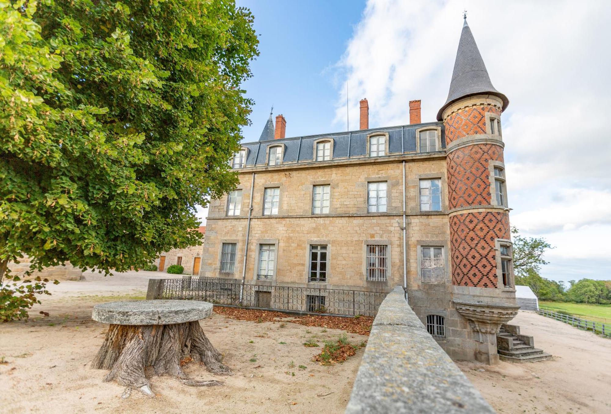 Domaine Et Chateau De Valinches Marols Exterior photo