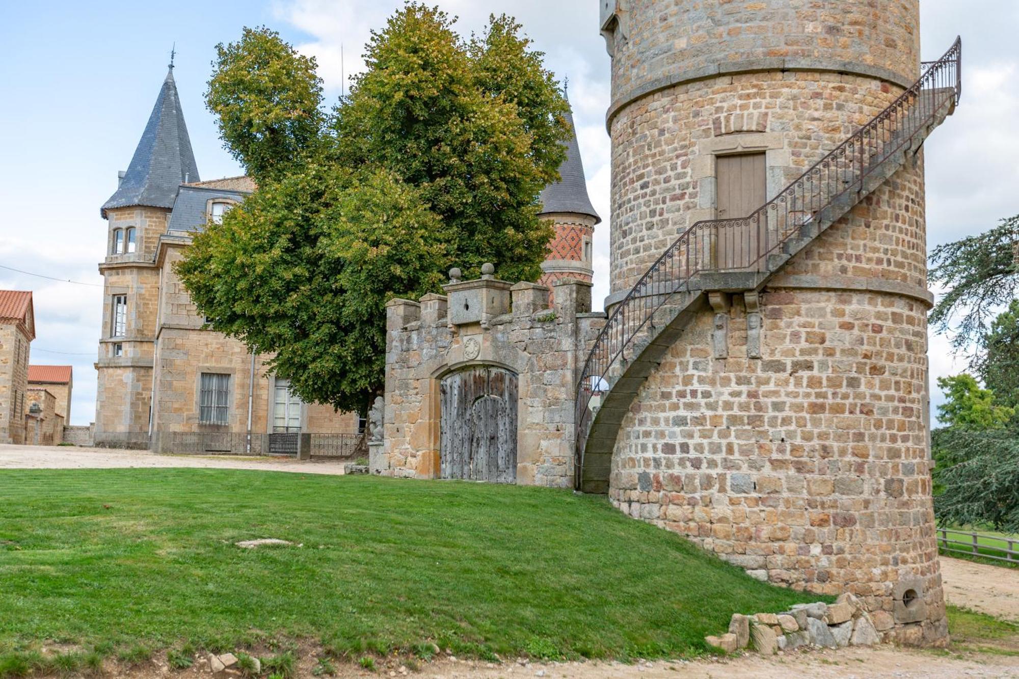 Domaine Et Chateau De Valinches Marols Exterior photo
